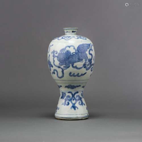 A BLUE AND WHITE  'LION' VASE, MEIPING