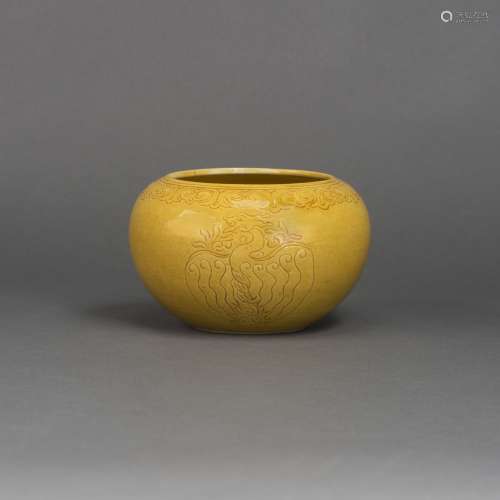 AN INCISED YELLOW-GLAZE WATER POT