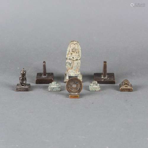 LOT OF 8, A GROUP OF BRONZE SEALS