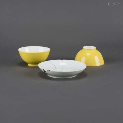 LOT OF 3, A PAIR OF YELLOW GLAZED BOWLS AND A CELADON GLAZED DISH