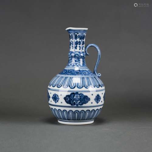 A PAIR OF BLUE AND WHITE POURING VESSEL