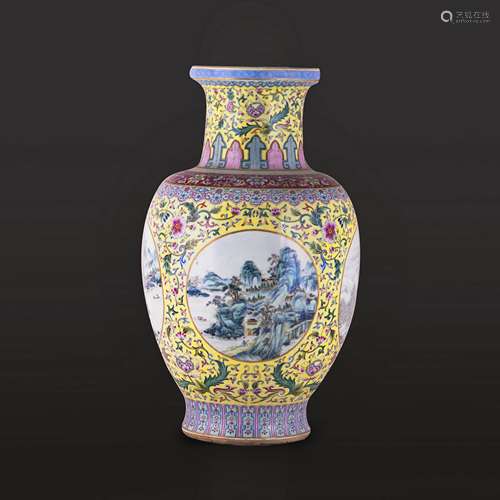 A LARGE CHINESE FAMILLE ROSE VASE, EARLY 20TH CENTURY