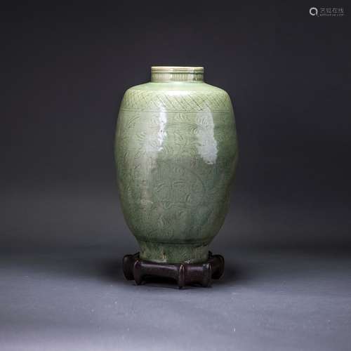 A LONGQUAN CELADON VASE WITH WOODED BASE