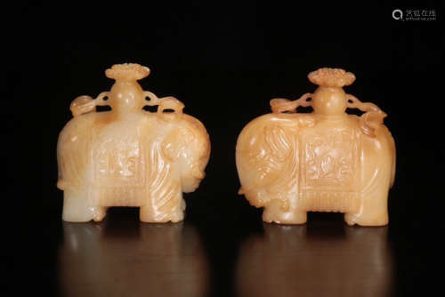 PAIR OF CHINESE CARVED HETIAN JADE ORNAMENT