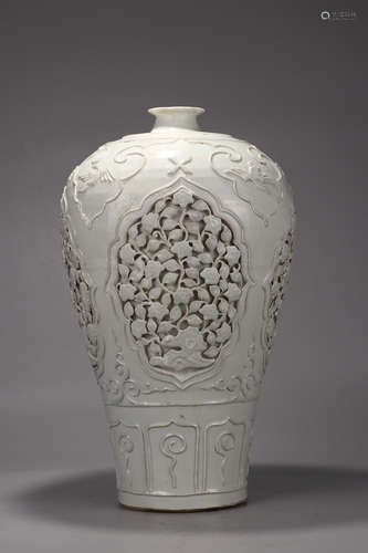 CHINESE WHITE GLAZED VASE