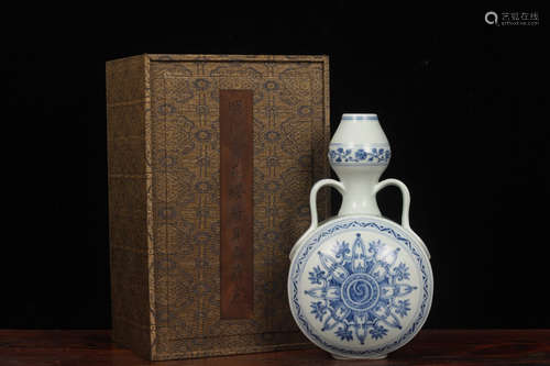 CHINESE BLUE & WHITE GOURD VASE