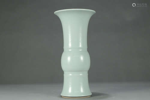 CHENGHUA MARK, CHINESE WHITE GLAZED VASE