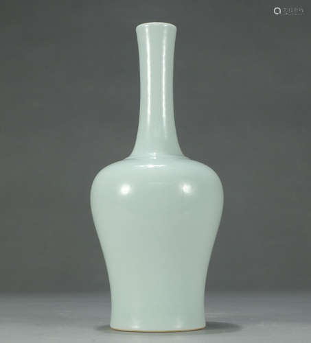 CHINESE WHITE GLAZED VASE