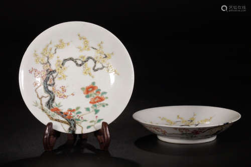 PAIR OF CHINESE FAMILLE ROSE PLATE
