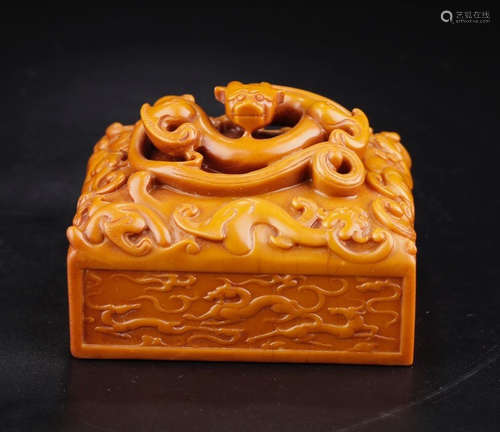 CHINESE CARVED HETIAN JADE ORNAMENT