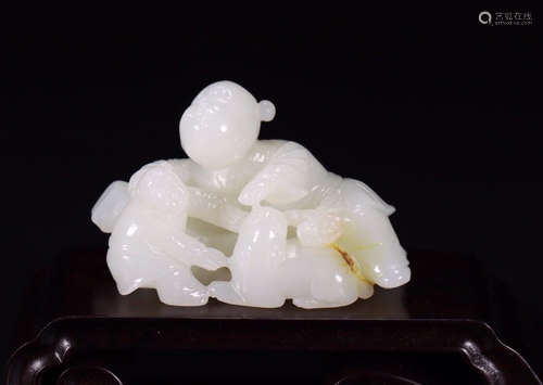 CHINESE CARVED HETIAN JADE ORNAMENT