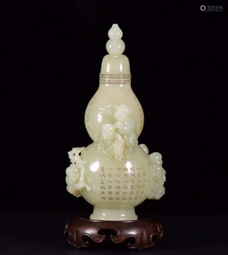 CHINESE CARVED HETIAN JADE GOURD VASE