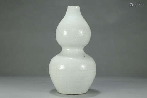 CHINESE WHITE GLAZED GOURD VASE