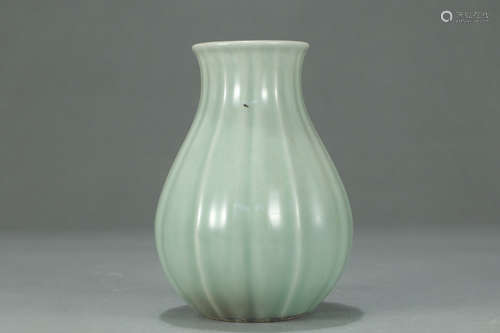 CHINESE CELADON GLAZED VASE