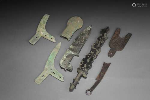 A GROUP OF ARCHAIC BRONZE WEAPONS AND COINS