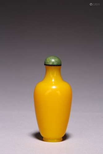AN IMPERIAL YELLOW GLASS SNUFF BOTTLE