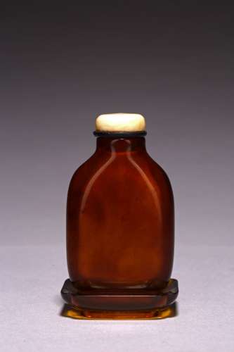A CARAMEL AMBER CARVED SNUFF BOTTLE WITH DISH