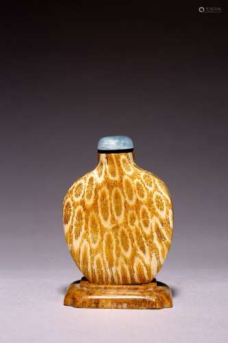 A FOSSIL CORAL CARVED SNUFF BOTTLE WITH DISH
