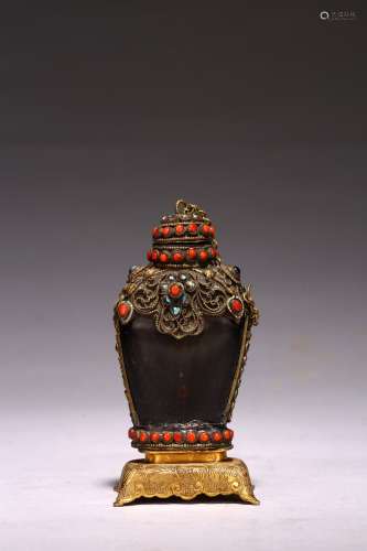 AN ANTIQUE HORN CARVED CORAL BEAD SNUFF BOTTLE