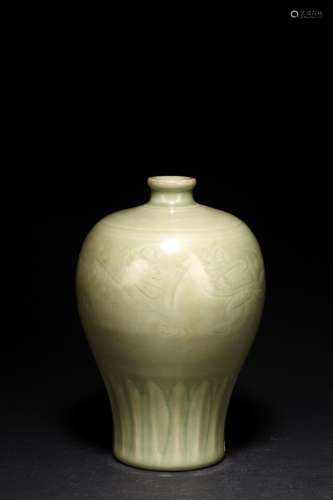 A CELADON GLAZED MEIPING VASE