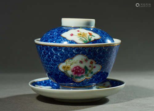 A BLUE AND WHITE AND FAMILLE ROSE TEA CUP