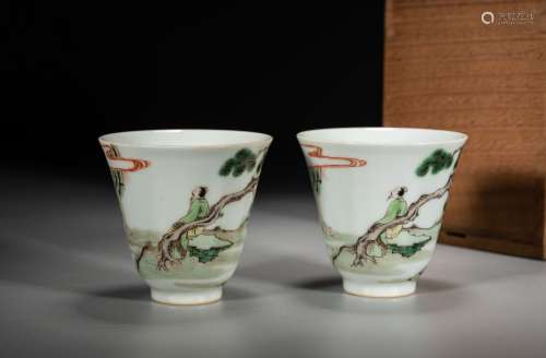 A PAIR OF CHINESE FAMILLE VERTE 'SCHOLAR' CUPS