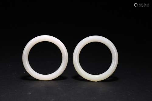 A PAIR OF CHINESE WHITE JADE BANGLES