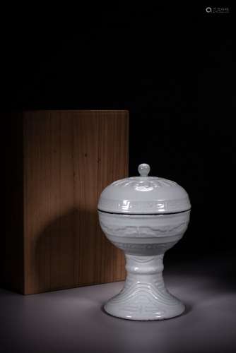 A CHINESE WHITE GLAZED 'DOU' VASE