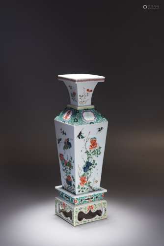 A CHINESE FAMILLE VERTE FLOWERS VASE WITH STAND