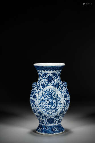 A CHINESE BLUE AND WHITE 'DRAGON' VASE