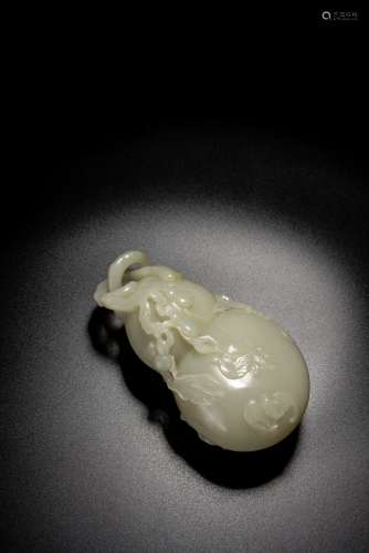 A WHITE JADE CARVED 'DOUBLE GOURD' BOX AND COVER