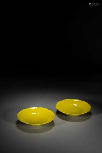 A PAIR OF YELLOW GLAZED CHRYSANTHEMUM DISHES