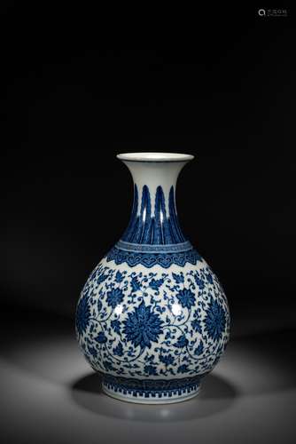 A CHINESE BLUE AND WHITE 'LOTUS' VASE