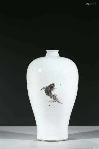 AN UNDERGLAZE-RED 'FISH' MEIPING VASE