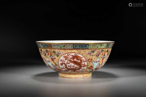 A CHINESE FAMILLE ROSE 'DRAGON AND ANTIQUES' BOWL