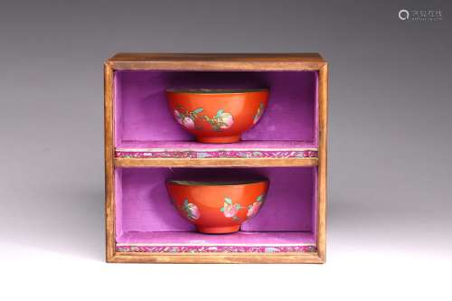 A PAIR OF FAMILLE ROSE 'POMEGRANATE' BOWLS
