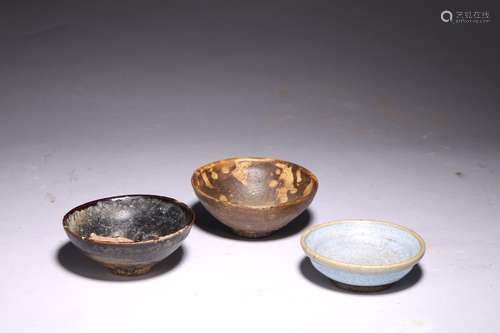 A GROUP OF THREE EARTHENWARE BOWLS