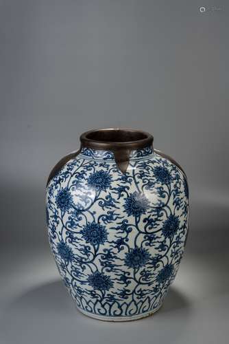 A LARGE CHINESE BLUE AND WHITE 'LOTUS' JAR