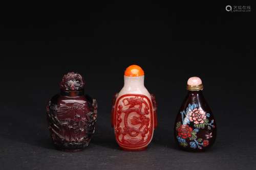 A GROUP OF THREE SNUFF BOTTLES