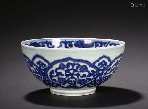 A LARGE BLUE AND WHITE FLORAL DECORATED BOWL