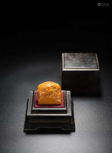 A SHOUSHAN SOAPSTONE CARVED SEAL WITH BOX