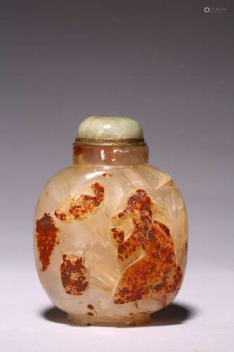 A CHINESE AGATE CARVED 'FIGURE' SNUFF BOTTLE