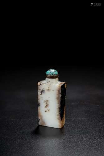 A CHINESE WHITE AND RUSSET JADE SNUFF BOTTLE