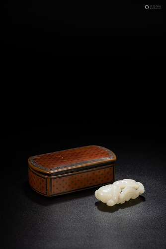 A CHINESE WHITE JADE LINGZHI CARVING WITH BOX