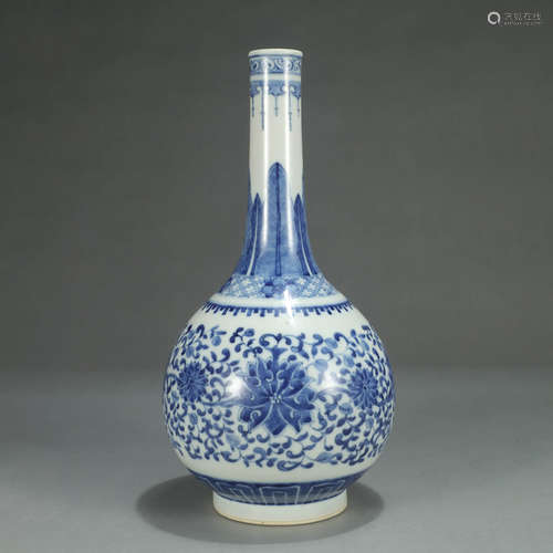 A BLUE AND WHITE FLOWERS PATTERN PORCELAIN VASE