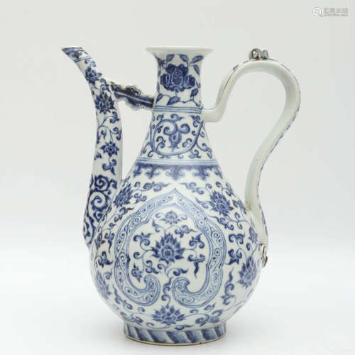 A BLUE AND WHITE FLORAL PORCELAIN WINE POT