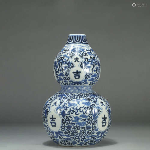 A BLUE&WHITE FLORAL PORCELAIN DOUBLE GOURD-SHAPED VASE