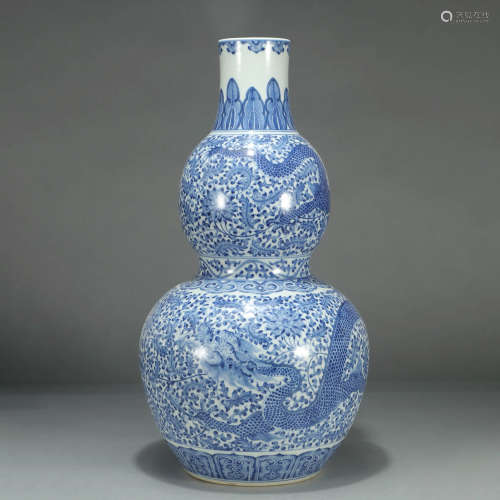 A BLUE AND WHITE FLORAL PORCELAIN