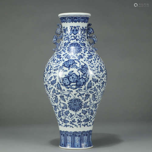 A BLUE AND WHITE FLOWERS PATTERN PORCELAIN VASE