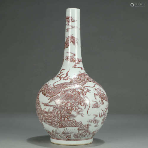A BLUE AND WHITE RED PAINTED PORCELAIN VASE